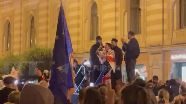 Baricade în flăcări și dezordini: alte imagini de la protestele „pașnice” ale opoziției din Tbilisi - Sputnik Moldova