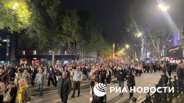 Forțele speciale georgiene au îndepărtat protestatarii din Piața Orbeliani, aflată lângă Palatul Prezidențial din Tbilisi, folosind tunuri cu apă, însă aceștia nu se dispersează, transmite corespondentul RIA Novosti - Sputnik Moldova