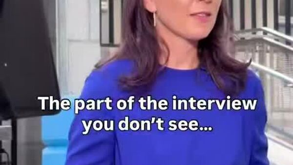 Председатель Генеральной Ассамблеи ООН Анналена Бэрбок выступает на пластиковом ящике, накрытом фанерой - Sputnik Молдова