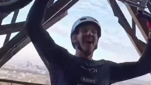 Французский спортсмен Орельен Фонтенуа установил новый мировой рекорд по подъему на Эйфелеву башню в Париже на велосипеде - Sputnik Молдова