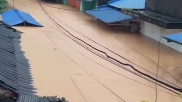 Taifunul „Matmo” din China a ajuns în Vietnam: în unele zone, apa a ajuns până la acoperișurile caselor, iar într-unul dintre orașe s-a rupt un dig - Sputnik Moldova