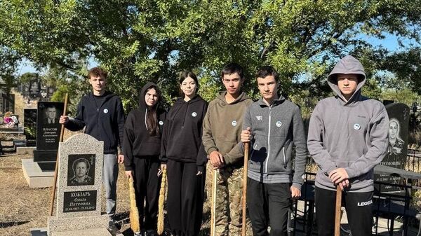 Волонтёры Победы из отряда Пегас Тираспольской СШ №16 вместе с представителем руководства школы провели субботник на захоронениях ветеранов Великой Отечественной войны - Sputnik Молдова