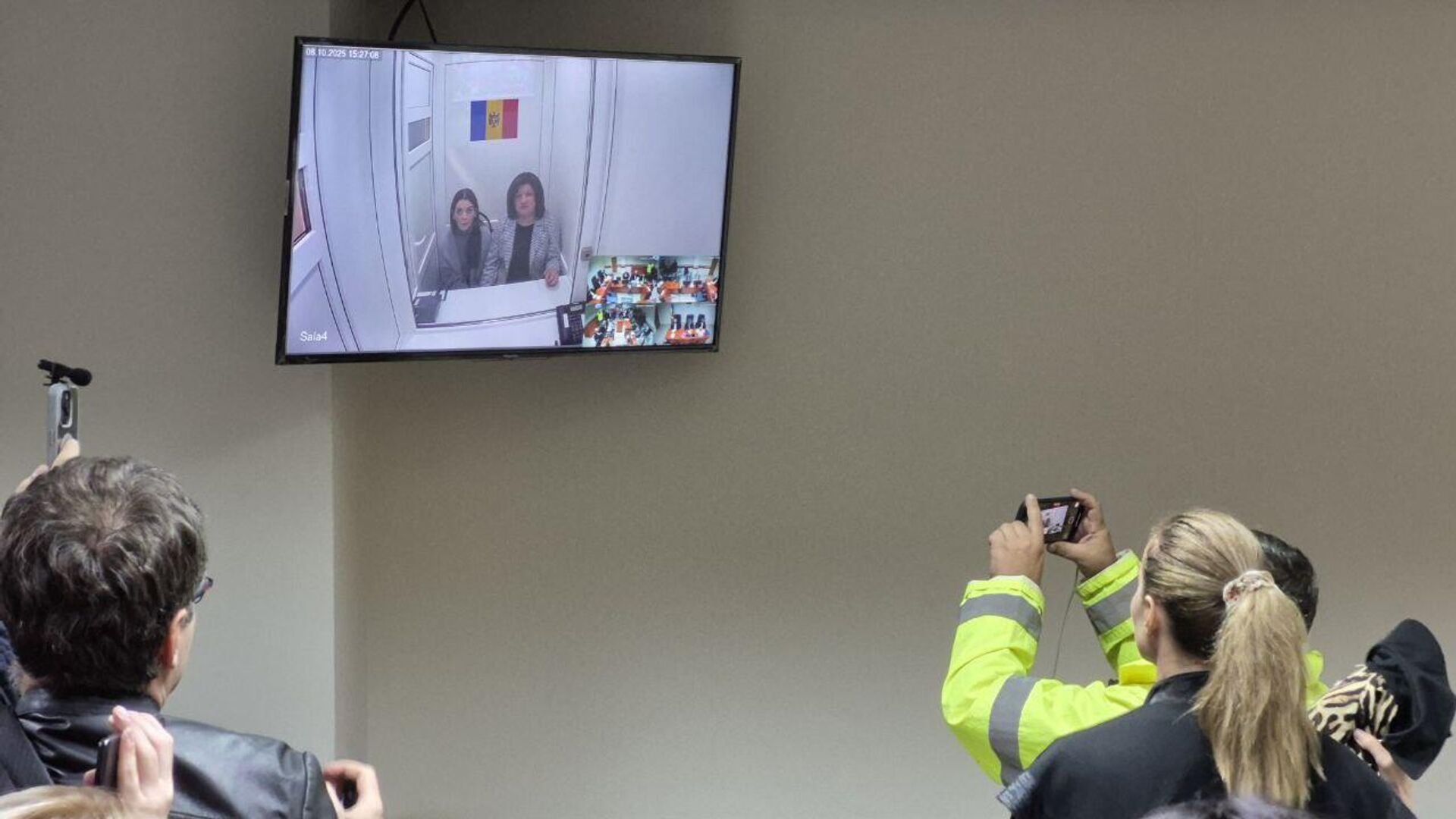 Так выглядит подключение по видеосвязи Евгении Гуцул и Светланы Попан в зале суда - Sputnik Молдова, 1920, 08.10.2025