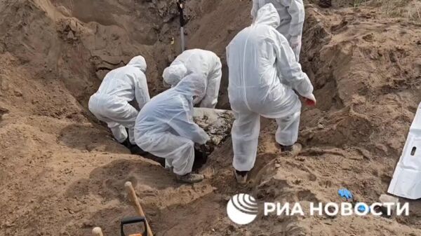 La Severodonețk, în Republica Populară Luhansk (LNR), a început o nouă etapă a lucrărilor de exhumare a corpurilor dintr-o groapă comună a civililor care au murit în 2022 în timpul luptelor - Sputnik Moldova