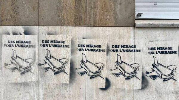 Persoanelor care au pictat în Franța graffiti cu avioane de vânătoare promise Kievului, reprezentate sub forma sicrielor, le amenință o pedeapsă de cinci ani de închisoare - Sputnik Moldova