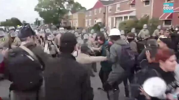 Proteste la scară largă în Chicago sunt în desfășurare de aproape o săptămână: oamenii protestează împotriva Serviciului de Imigrare și Control Vamal (ICE) - Sputnik Moldova