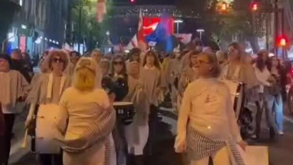 Грузинская оппозиция после провала мирной революции в день выборов 4 октября начала новую акцию протеста под лозунгом Грузию не возьмёте в плен - Sputnik Молдова