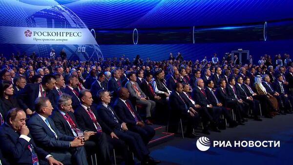 Rusia va extrage 510 milioane de tone de petrol în 2025, ceea ce reprezintă doar cu 1% mai puțin decât anul trecut, a declarat Putin în cadrul Săptămânii Energetice Ruse - Sputnik Moldova