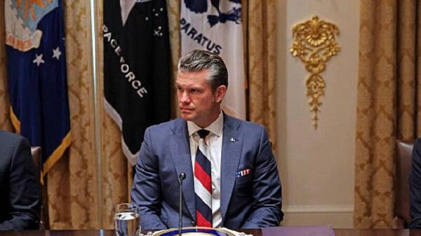 Șeful Pentagonului, Pete Hegseth, a venit la întâlnirea dintre Trump și Zelenski purtând o cravată în culorile tricolorului rus - Sputnik Moldova