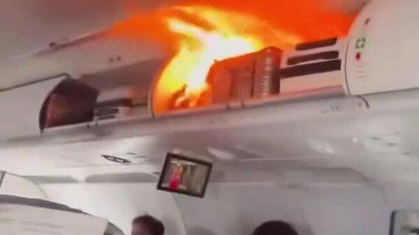 Un avion al companiei Air China a efectuat o aterizare de urgență pe aeroportul din Shanghai din cauza izbucnirii unui incendiu provocat de o baterie litiu aflată în bagajul de mână al unui pasager, a anunțat compania aeriană - Sputnik Moldova