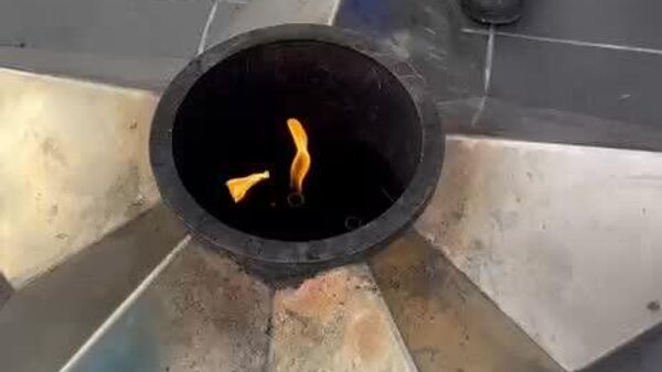 Вечный огонь на братской могиле советских воинов, погибших за освобождение города Комрата снова горит, сообщил автор Telegram-канала @soldat_pobedi Алексей Петрович - Sputnik Молдова