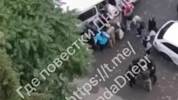 Locuitorii din Dnipropetrovsk, Ucraina, au încercat să ia cu asalt mașinile Comisariatului Militar Teritorial (ЦТК) - Sputnik Moldova