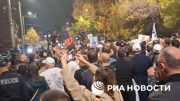 Susținătorii omului de afaceri armean Karapetian (arestat de autoritățile de la Erevan), care au ieșit la manifestație, au ajuns la clădirea Serviciului de Securitate Națională al Armeniei, relatează corespondentul RIA Novosti - Sputnik Moldova