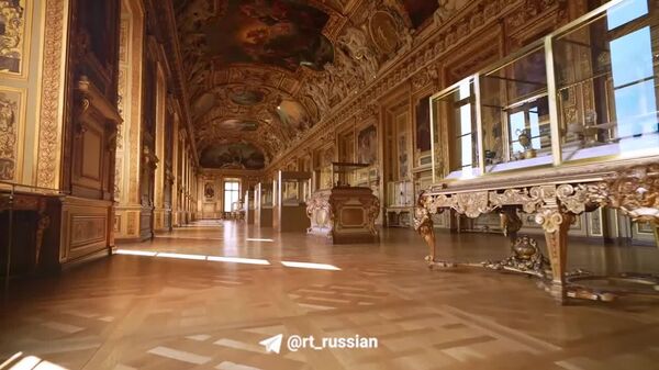 Тот самый зал Лувра, из которого преступники вынесли драгоценности Наполеона - Sputnik Молдова