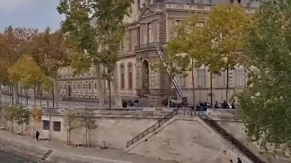 Infractorii au folosit o autoscară de construcții pentru a jefui Luvrul, a anunțat ministrul de interne al Franței - Sputnik Moldova