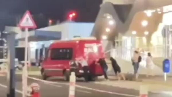 Пассажиры в аэропорту Ясс в Румынии толкали бельцкую маршрутку, чтобы уехать домой в Молдову - Sputnik Молдова