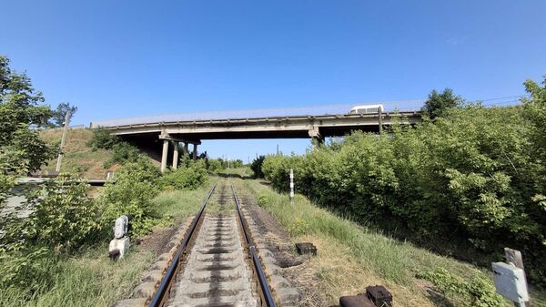Мост через железнодорожные пути в окрестностях Бельц - Sputnik Молдова