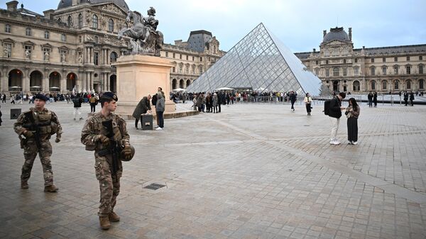 Soldații patrulează în timp lângă muzeul Luvru - Sputnik Moldova