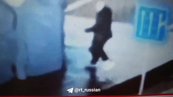 Momentul în care s-a tras în fața clădirii parlamentului Serbiei a fost surprins de camerele de supraveghere - Sputnik Moldova