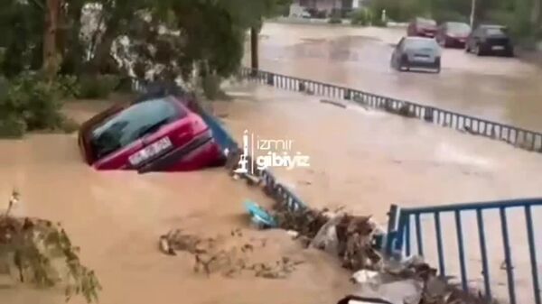 Apa a inundat străzile în provincia turistică Izmir din Turcia - Sputnik Moldova