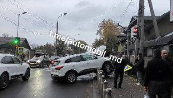 Accident devastator în această seară în CHișinău, la intersecția străzilor Nicolae Costin cu Pelivan - Sputnik Moldova