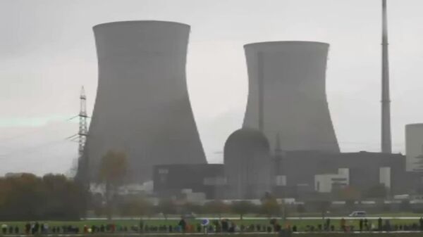 Две 160-метровые градирни крупнейшей в Германии АЭС Гундремминген снесли в Баварии, видео подрыва опубликовали в соцсетях - Sputnik Молдова