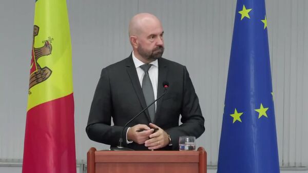 Первый лоукост-рейс из Маркулешты ожидается примерно через год, заявил министр инфраструктуры и регионального развития Владимир Боля - Sputnik Молдова