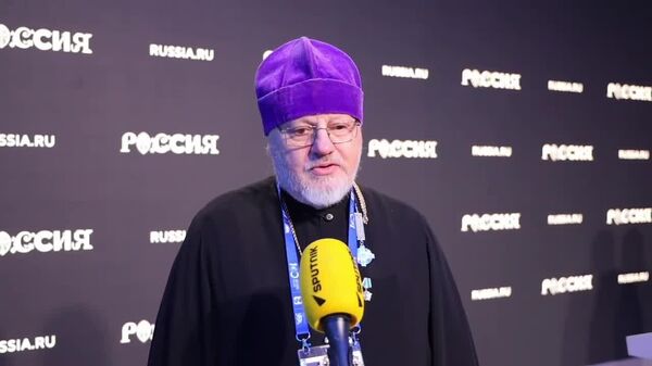 Молдова переживает тяжёлые политические времена, когда Запад пытается разорвать её исторические и духовные связи с Россией, заявил настоятель храма в Кишинёве Николай Флоренский на Международном форуме народной дипломатии - Sputnik Молдова