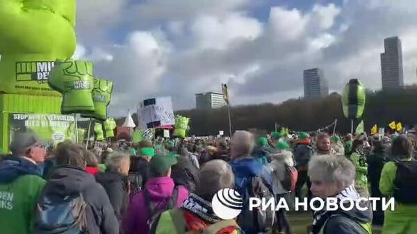Mii de oameni participă la un marș pentru climă la Haga, înaintea alegerilor parlamentare anticipate olandeze din 29 octombrie, relatează un corespondent RIA Novosti - Sputnik Moldova