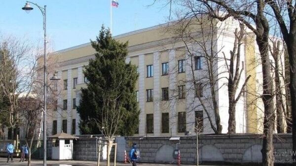 Procurorii români nu au găsit vreo vină în acțiunile șoferului care a încercat să lovească porțile ambasadei Rusiei din București — relatează mass-media - Sputnik Moldova