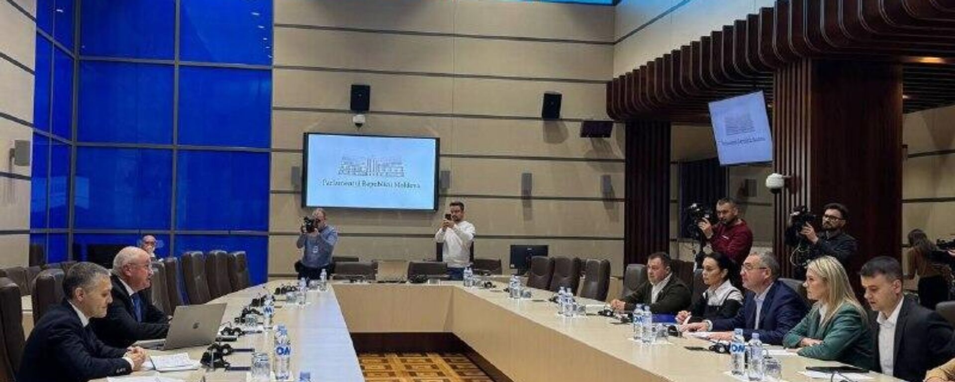 Лидеры двух фракций потребовали отложить рассмотрение нового кабмина - Sputnik Молдова, 1920, 29.10.2025