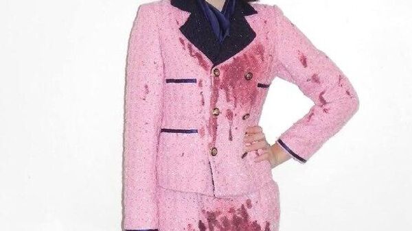 Actrița americană Julia Fox s-a costumat de Halloween în Jacqueline Kennedy, acoperită de sângele soțului ei - Sputnik Moldova