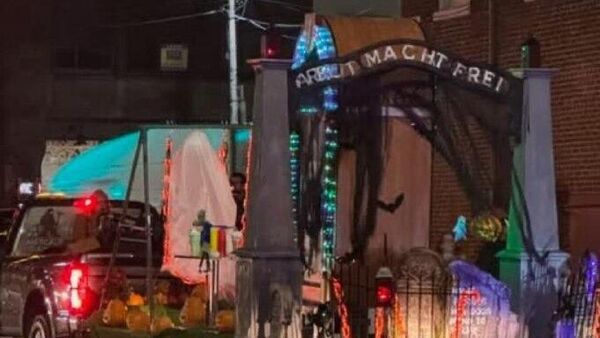 O școală catolică din Pennsylvania (SUA) a folosit de Halloween o copie a porții de la Auschwitz - Sputnik Moldova