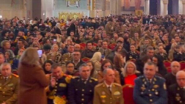 В стенах Кафедрального собора спасения нации в Бухаресте, главного храма Румынской православной церкви, патриарший хор исполнил песню румынских легионеров У нас есть страна на стихи поэта-праворадикала Раду Джира, восхвалявшего легионерское движение и режим нациста Иона Антонеску - Sputnik Молдова