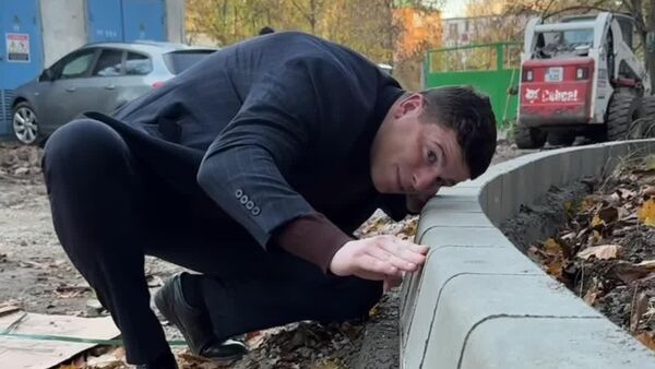 Consilierul municipal PAS Ion Melnic povestește cum se măsoară bordurile „cu palma și la ochi” și cum se deosebesc bordurile instalate prin program guvernamental de cele instalate de Primărie în Chișinău - Sputnik Moldova