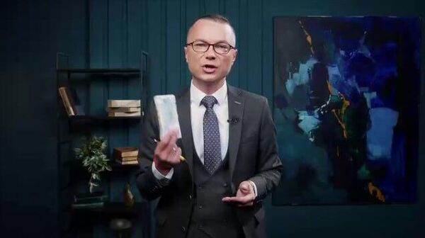 Журналист Георге Гонца со ста тысячами леев в руках обратился к Майе Санду: Не смотрите на эти деньги, будто они уже ваши - Sputnik Молдова