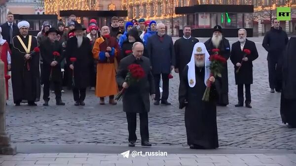 Putin și Patriarhul Kirill au depus flori la monumentul lui Minin și Pojarski de Ziua Unității Naționale - Sputnik Moldova