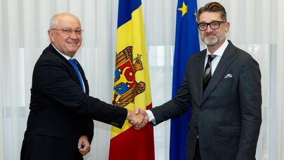Премьер-министр Молдовы Александр Мунтяну и посол Румынии в Молдове Кристиан-Леон Цуркану