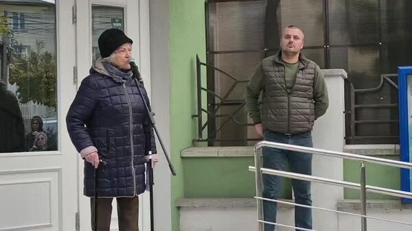 „Îmi exprim cel mai profund protest față de această decizie — este imposibilă și pur și simplu ridicolă”, a declarat președinta Comunității Ruse din Moldova, Liudmila Lașcenova, în cadrul acțiunii de susținere a Casei Ruse, pe care guvernul intenționează să o închidă - Sputnik Moldova