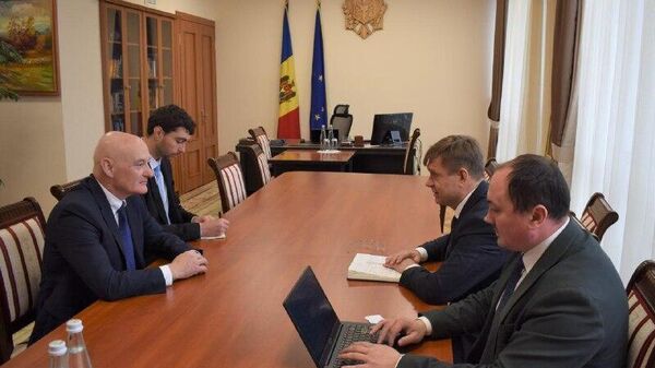 Новый вице-премьер по вопросам реинтеграции Валериу Киверь провёл встречу с послом Ирландии в Молдове Майлсом Джерайном - Sputnik Молдова