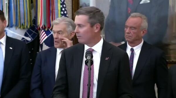 Один из участников упал в обморок в Овальном кабинете во время мероприятия по проблемам здравоохранения с участием Трампа - Sputnik Молдова