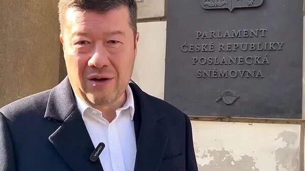 Новый глава Палаты депутатов Чехии Томио Окамура в первый же день пребывания на посту распорядился снять флаг Украины с фасада здания парламента страны - Sputnik Молдова