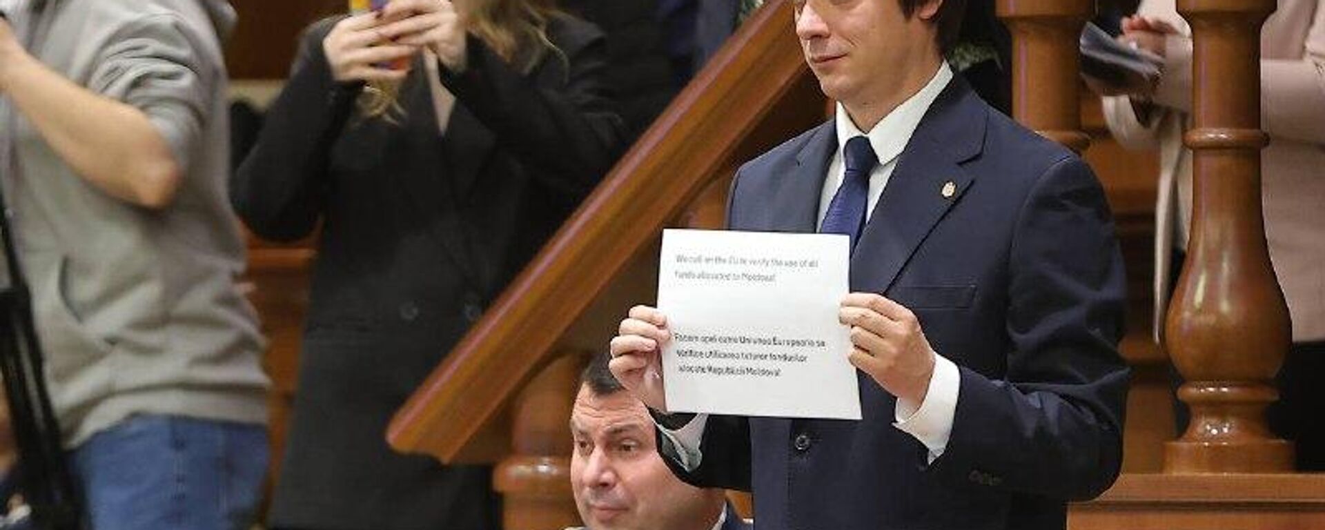 Во время речи Роберты Метсолы в молдавском парламенте депутат от партии Демократия дома Александр Вершинин держит в руках лист бумаги с надписью: - Sputnik Молдова, 1920, 07.11.2025