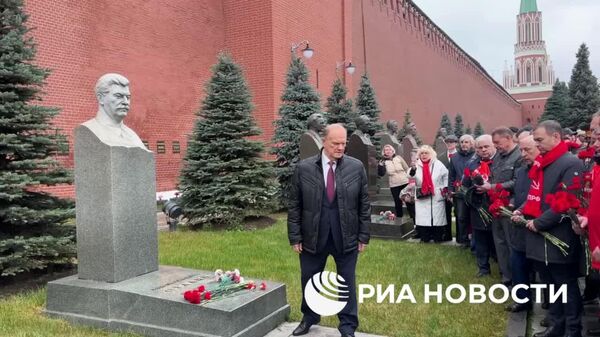 Reprezentanții Partidului Comunist din Federația Rusă, conduși de Ziuганov, au depus flori la Mausoleul lui Lenin și la bustul lui Stalin, cu ocazia celei de-a 108-a aniversări a Zilei Revoluției din Octombrie - Sputnik Moldova