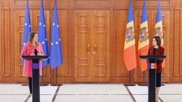 Санду - Метсола: я оглянулась посмотреть, не оглянулась ли она, что посмотреть, не оглянулась ли я - Sputnik Молдова