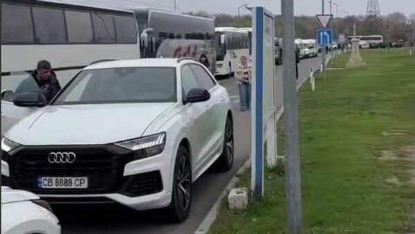 Километровые очереди из автобусов и машин на украинской границе в Одесской области - Sputnik Молдова