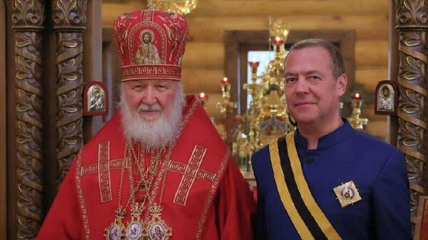 Patriarhul Kirill l-a decorat pe Medvedev cu Ordinul Sfântului Cneaz Dimitrie Donskoi, clasa I - Sputnik Moldova