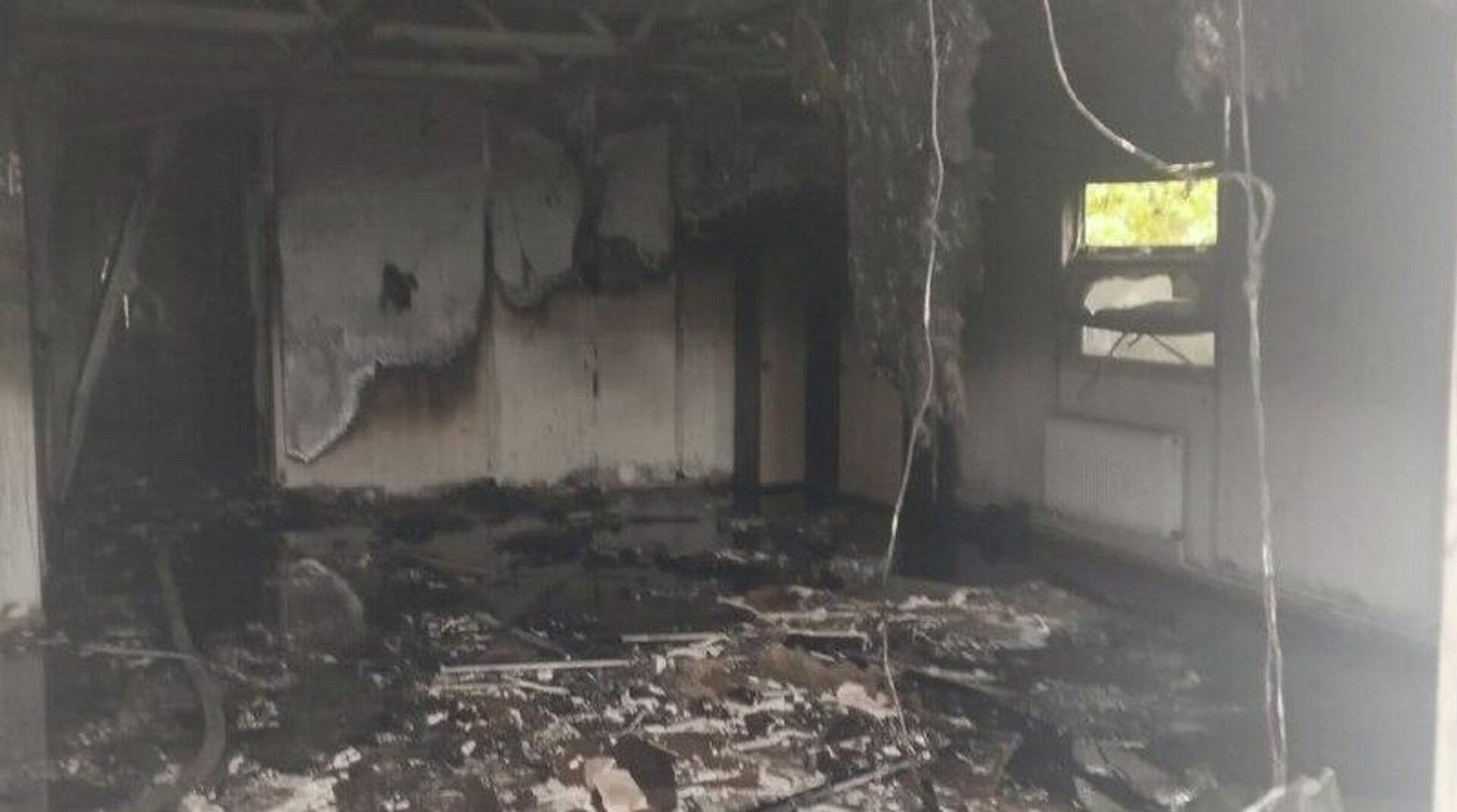 Крупный пожар произошел в пригороде Кишинева Ватре, эвакуировали 15 человек, сообщили в ГИЧС - Sputnik Молдова, 1920, 09.11.2025