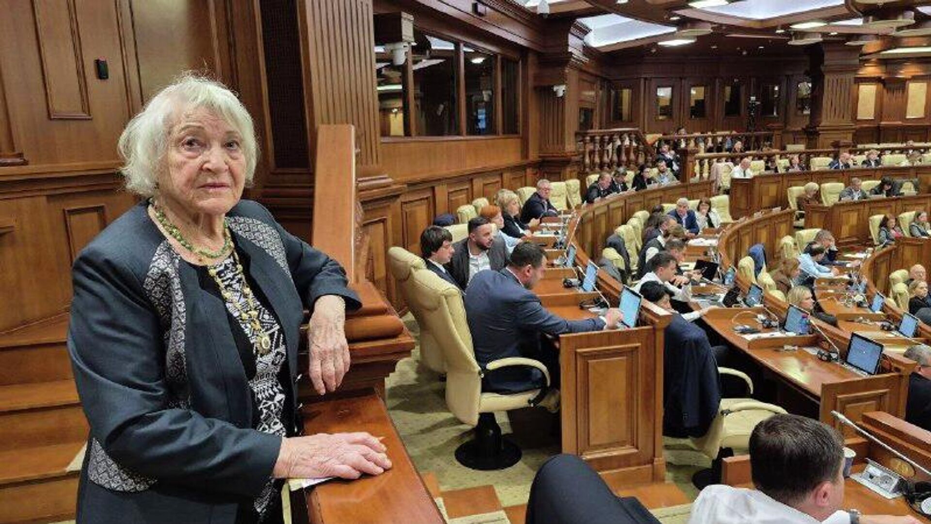 Глава Русской общины в Молдове, депутат первого созыва молдавского парламента, кавалер Ордена Республики, ждет на балконе в зале заседаний парламента — надеется, что ей разрешат выступить в защиту Российского центра науки и культуры - Sputnik Молдова, 1920, 13.11.2025