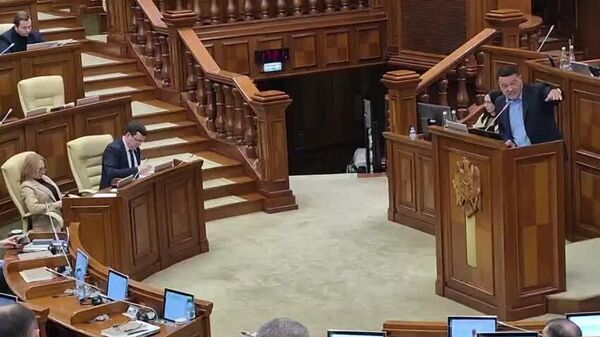 Deputatul comunist Constantin Starîș le-a propus deputaților PAS să citească cărțile clasicilor ruși pe care le-a adus în Parlament - Sputnik Moldova